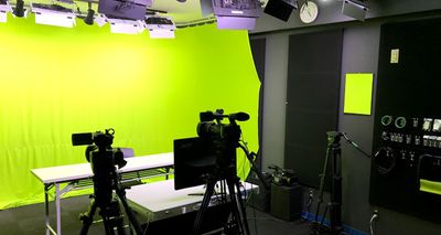 ・カメラ2台（EX-1） ・ピンマイク　有線４台　無線３台 ・NewTek TriCaster mini R2・BEHRINGER X32 Producer - 神楽坂グリーンバックスタジオ グリーンバック配信スタジオ-神楽坂グリーンバックスタジオの設備の写真