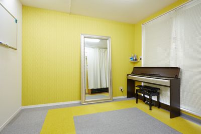 全身鏡有り
電子ピアノ有り - ブリアサロン【世田谷-用賀駅 歩１分】🎹ピアノ📶高速WIFI 会議室（電子ピアノ有）WIFI有の室内の写真