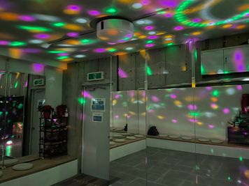 ミラーボールを使うとこんな演出も♪ - JK Studio 三宮 ウエストモンドビルB1 【地域最安値❗1500 -> 777円】ダンスレッスンスタジオの室内の写真