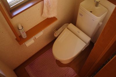 2階トイレ完備
自動でフタが開き
コロナ感染予防に。
フタは自動に閉まるので自力で締めると故障します。 - レンタルスペースモモ Harmony Hub【リモート・勉強・コワーキング】の室内の写真