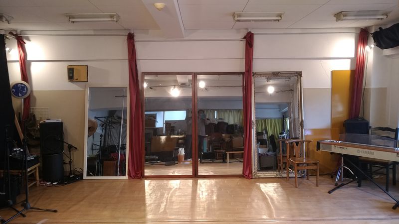 床は半クッションのフローリング調ビニール素材で体に優しい。ダンスや音楽にピッタリ - 長者スタジオの室内の写真