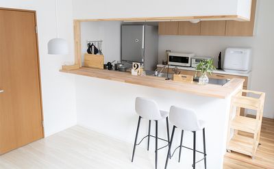 自然光が差し込むように配慮した実際のキッチン・お風呂が設けられた空間 - studio ideal