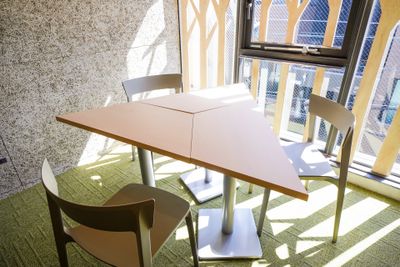 ハレダスCafe カフェ×コワーキングスペースの室内の写真