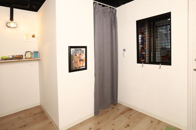 着替えはカーテンで仕切られたスペース2か所ご用意しております。 - ザザズースタジオ レンタルスタジオの室内の写真