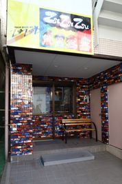 地蔵通り商店街入口から1分ほどで看板が見えます。 - ザザズースタジオ レンタルスタジオの外観の写真