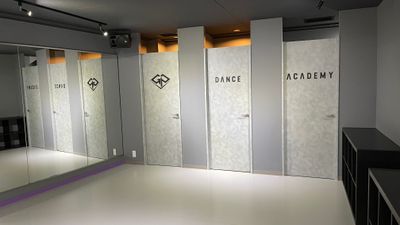 オレンジ色のライトが更衣室。1人用が2部屋ございます。 - GP DANCE ACADEMY 更衣室付き、ダンススタジオの室内の写真