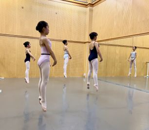 バレエ練習 - SMDレンタルスタジオ 地下スタジオ　団体利用の室内の写真