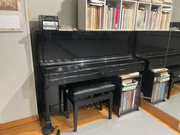 アップライトピアノとオーディオ - 今井ジャズ&バレエスタジオ ダンススタジオ(多目的利用可)の設備の写真