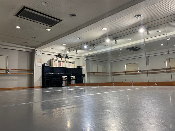 スタジオ内 - 今井ジャズ&バレエスタジオ ダンススタジオ(多目的利用可)の室内の写真
