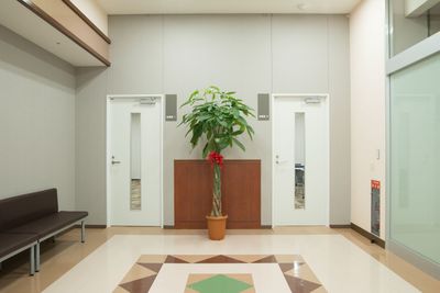会議室2　入口ドア - 埼玉カンファレンスセンター 【ロイヤルパインズホテル浦和】会議室2の入口の写真
