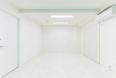 白壁スペースです。広さは12畳弱くらいです。日当たりが良いので物撮りにもご利用いただけます。 - レンタルフォトスタジオ フォーマルワンの室内の写真