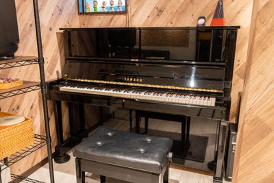 アップライトピアノ
YAMAHA　YUS3
調律は年に1回です - 防音レンタルスペース＆音楽スタジオ SLOWHAND®︎神戸 【防音室】パーティースペース・音楽スタジオの設備の写真