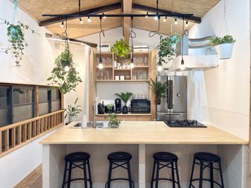 キッチンは3口のガスコンロと魚焼きグリルがあります - キッチン＆会議室｜上町サンク パーティースペースの室内の写真