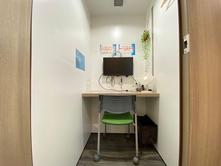 「狭い」というご意見が多数ございましたので、椅子を小さいものに入れ替えました！ - 【閉店】TIME SHARING 渋谷宮益坂 テレワークブースB（小）の室内の写真