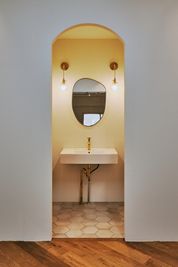 洗面台も撮影、商品レイアウトのバリエーションとしてお使い頂けます。 - Scott Mansion Scott Mansion -チーク床のナチュラルなスペース-の室内の写真