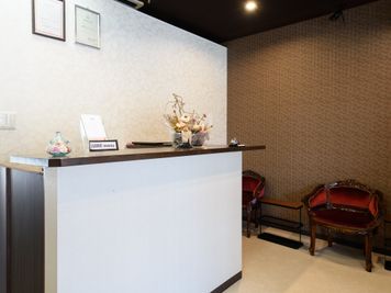 入り口入ってすぐに受付があります。レンタルベースはこのすぐ後ろの部屋になります。 - リュイールレンタルベース 完全個室☆駐車場有！シャンプー台＆ベッドのレンタルサロンの室内の写真