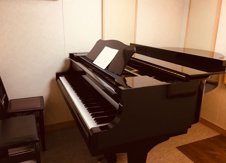 約4畳の防音室です。
ピアノはヤマハC3、
繊細な音色の違いを出せるとても豊かな響きのピアノです。 - 横浜•沢渡コンサートサロン 横浜•沢渡ピアノスタジオの室内の写真