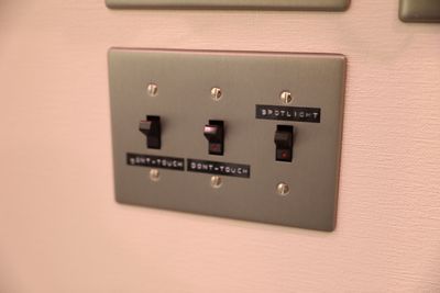 照明スイッチ（DONT TOUCHは触れないようお願いします） - GURFA バレエ・ヨガに特化したレンタルスタジオ・スペースの室内の写真