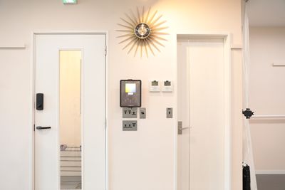 左側が入り口ドア、右側がトイレドア - GURFA バレエ・ヨガに特化したレンタルスタジオ・スペースの室内の写真