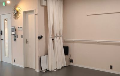 着替えスペースカーテン収納（4枚に別れてます） - GURFA バレエ・ヨガに特化したレンタルスタジオ・スペースの室内の写真