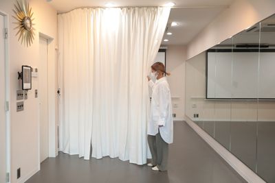 部屋半分を着替え室としてカーテンで仕切れます（着替えれるスペース縦横4m位の広さ） - GURFA バレエ・ヨガに特化したレンタルスタジオ・スペースの設備の写真