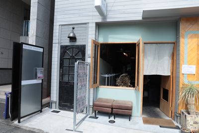 写真左側黒いドアが入り口です - GURFA バレエ・ヨガに特化したレンタルスタジオ・スペースの外観の写真