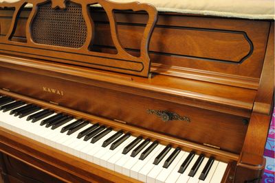 ピアノの蓋はこの取っ手を持ってゆっくりと開閉して下さい - レンタルスタジオ川和ONE レンタルスタジオの室内の写真
