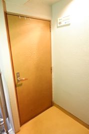 レトロな雰囲気のドアです♪ - 京橋Honoの入口の写真