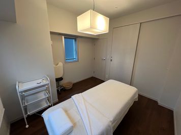 ※衛生面を考慮してタオルは付属しません - YI'N YANG GINZA 電動ベッド付き鍼灸スペース　築浅デザイナーズの室内の写真