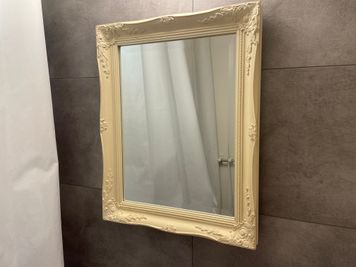 洗面所
アンティーク調の鏡は大きめなのでメイクやヘアセットの直しにも◎ - Lumiére (ルミエール) 【Lumiére(ルミエール)】の設備の写真