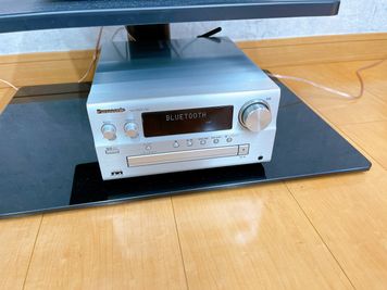 高音質で定評のあるパナソニックPMX150をご用意。CDとBluetoothでスマホの音楽を高音質で再現します。 - 【防音】レンタルスタジオ阿佐ヶ谷 レンタルスタジオOLI　阿佐ヶ谷の室内の写真