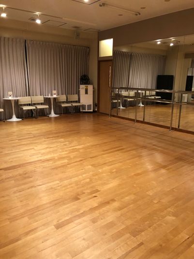 バレーバーもあるスタジオです。床は桜材を使用しています。 - ドブレ・ア　スタジオ ラウンジ付きレンタルスタジオAnibalの室内の写真