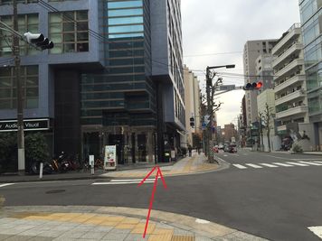 不老町3丁目の交差点に建物があります。 - UraraDance横浜【関内店】 ピーチホールの外観の写真