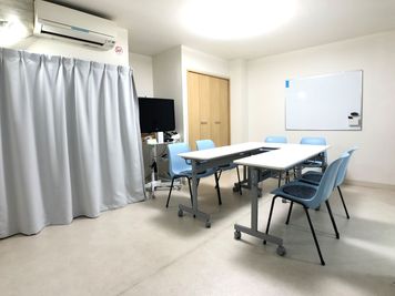ホワイトボード、PC用モニターご利用いただけます - LittleGranmy京都 リトルグランミー京都の室内の写真