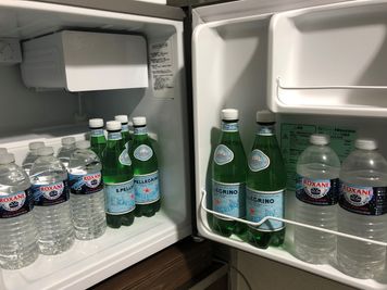 冷蔵庫にミネラルウォーター、炭酸水ご用意しております - LittleGranmy京都 リトルグランミー京都の設備の写真
