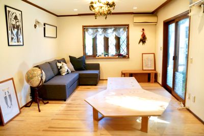 国産天然木フローリングが気持ちよく、国産ひのきのローテーブルと、日中には自然光が入るナチュラル空間 - 東京キチ リビング〜ダイニング〜キッチン広々スペース プラン2の室内の写真