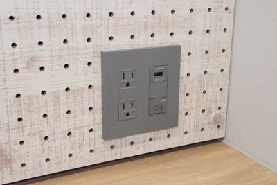 コンセント2口と充電用USB、LANポートも完備しております。 - RENT STAR 日本橋人形町 人形町 Room C (1人用個室)の設備の写真