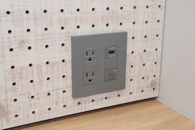 コンセント2口と充電用USB、LANポートも完備しております。 - RENT STAR 日本橋人形町 人形町 Room D (1人用個室)の設備の写真