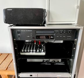 音源は、BluetoothやiPod等からも接続可能です。 - レンタルスタジオ スターシャイン表参道 レンタルスタジオの設備の写真