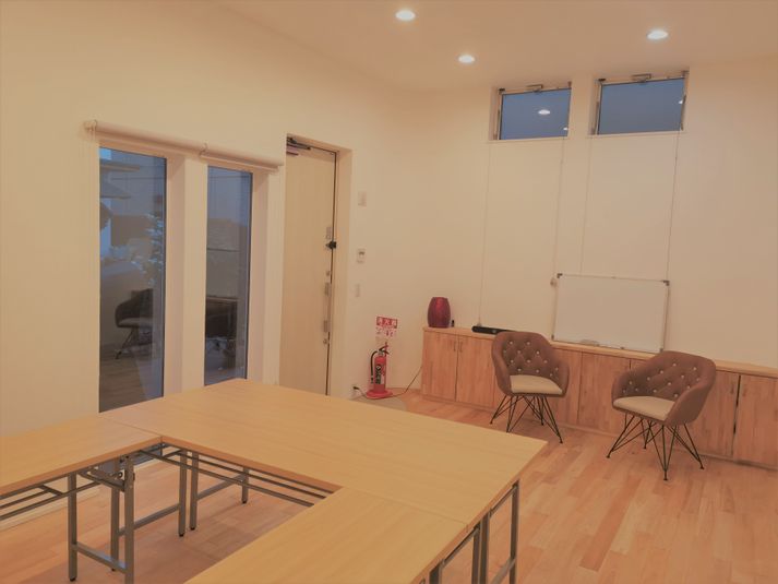 漆喰壁と無垢床のナチュラルな空間 - レンタルスペースユニコーン）