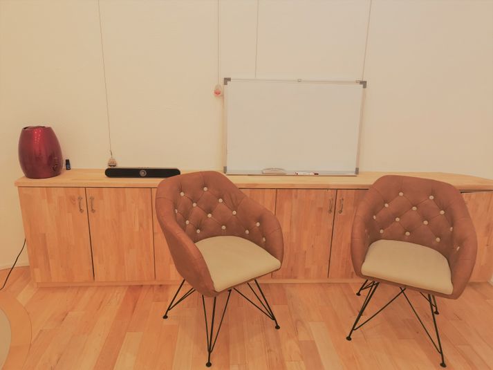 漆喰壁と無垢床のナチュラルな空間 - レンタルスペースユニコーン）