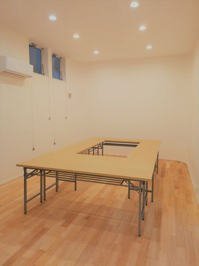 レンタルスペースユニコーン） 漆喰壁と無垢床のナチュラルな空間の室内の写真