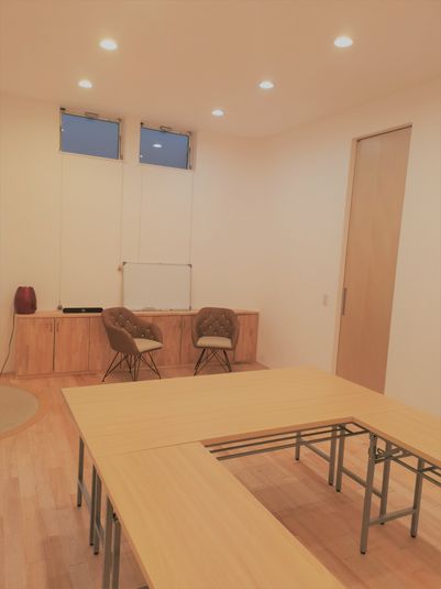 漆喰壁と無垢床のナチュラルな空間 - レンタルスペースユニコーン）