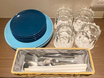 4人分の食器、カトラリーご用意しております。 - CULTI EARL HOTEL 402の設備の写真