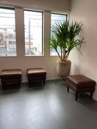 茶色の椅子3脚（無料貸出） - GURFA バレエ・ヨガに特化したレンタルスタジオ・スペースの設備の写真