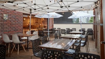 ジョニーの田町酒場＆テラスBBQ 持ち込みBBQが出来る屋上テラスの室内の写真