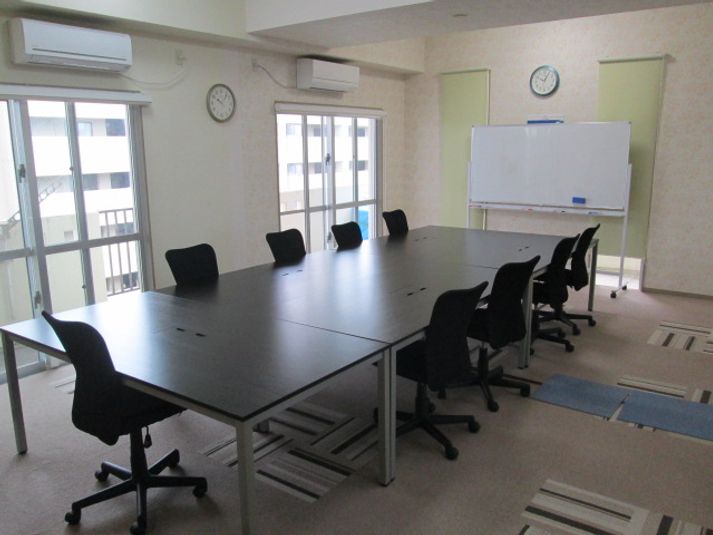 室内の写真。
会議用テーブルに変更可能。 - 沖縄リレーションシップ　レンタルスペース レンタルフリースペースCの室内の写真