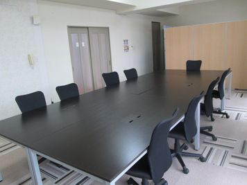 室内の写真。
会議用テーブルに変更可能。 - 沖縄リレーションシップ　レンタルスペース レンタルフリースペースCの室内の写真