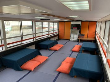 テーブルを壁沿いに向ける事で、それぞれ独立したテーブル席としてのレイアウトも可能です。 - 【閉店】屋形船『祝良屋丸』 屋形船『祝良屋丸』の室内の写真