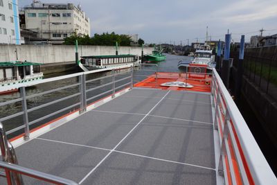 広々とした屋上デッキには、ご乗船の皆様が一同に集まって記念撮影できるスペースが御座います。ご乗船の際には、是非こちらで東京湾の絶景と開放感を味わってください。 - 【閉店】屋形船『祝良屋丸』 屋形船『祝良屋丸』の室内の写真